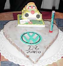 Uma torta carinhosamente decorada enfeita a festa do Dia Mundial do Fusca realizada pelo AVC
